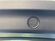 Tesla Model Y Long Range Dual AWD in weiß