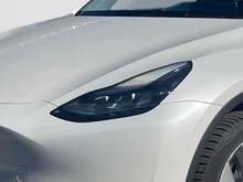 Tesla Model Y Long Range Dual AWD in weiß