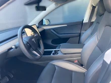 Tesla Model Y Long Range Dual AWD in weiß