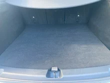 Tesla Model Y Long Range Dual AWD in weiß