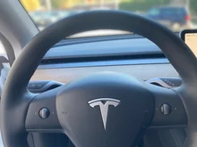 Tesla Model Y Long Range Dual AWD in weiß