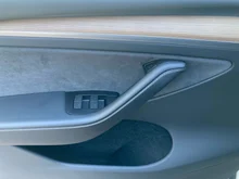 Tesla Model Y Long Range Dual AWD in weiß