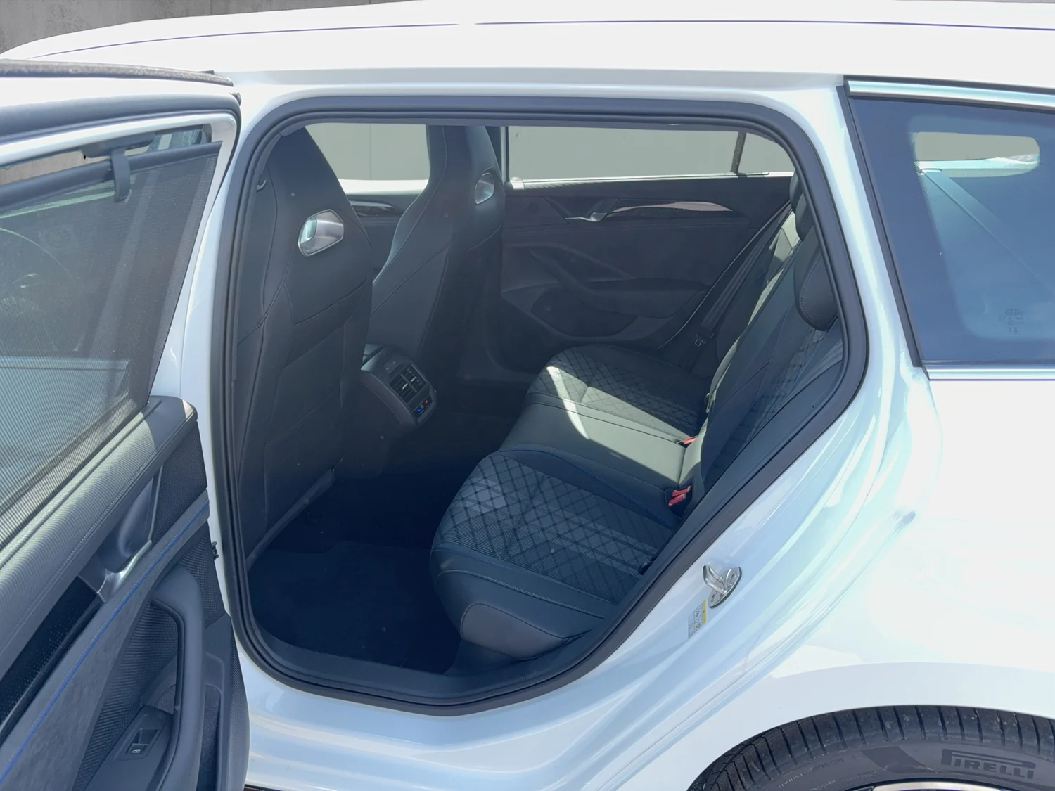 Bild eines VW Passat Variant R-Line TDI DSG