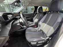 Peugeot 2008 PureTech 100 S&S Allure 6-Gang-Manuell in Weiß