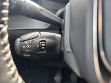 Peugeot 2008 PureTech 100 S&S Allure 6-Gang-Manuell in Weiß