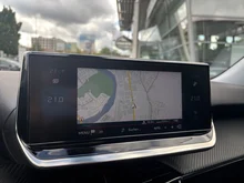 Peugeot 2008 PureTech 100 S&S Allure 6-Gang-Manuell in Weiß