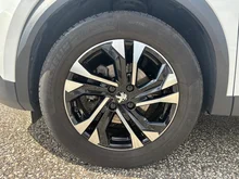 Peugeot 2008 PureTech 100 S&S Allure 6-Gang-Manuell in Weiß