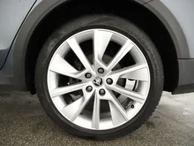 Škoda Octavia Combi 4x4 SCOUT TDI DSG in QUARZ-GRAU METALLIC