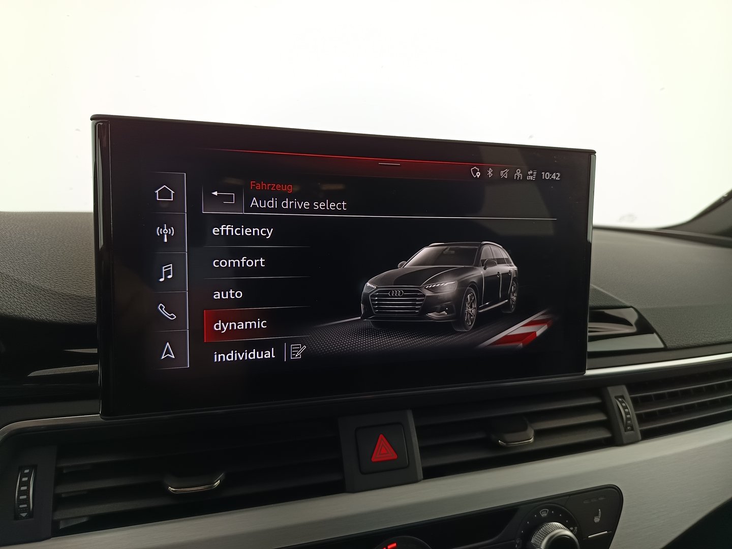 Audi A4 Avant 40 TDI quattro S line | Bild 26 von 36