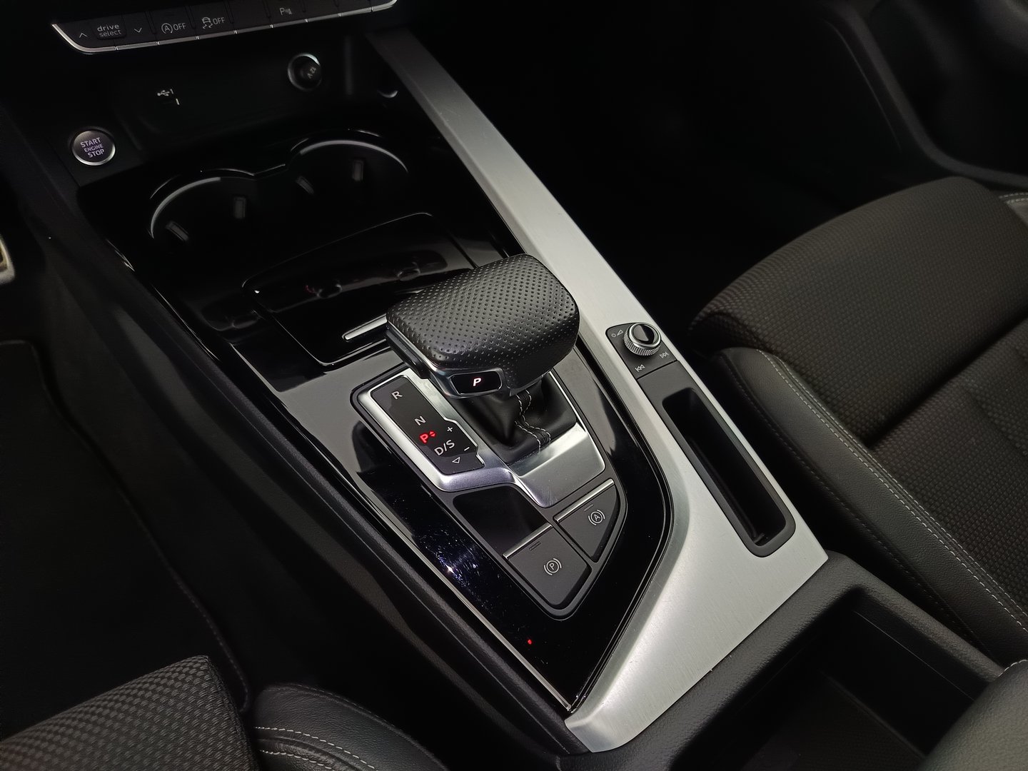 Audi A4 Avant 40 TDI quattro S line | Bild 32 von 36
