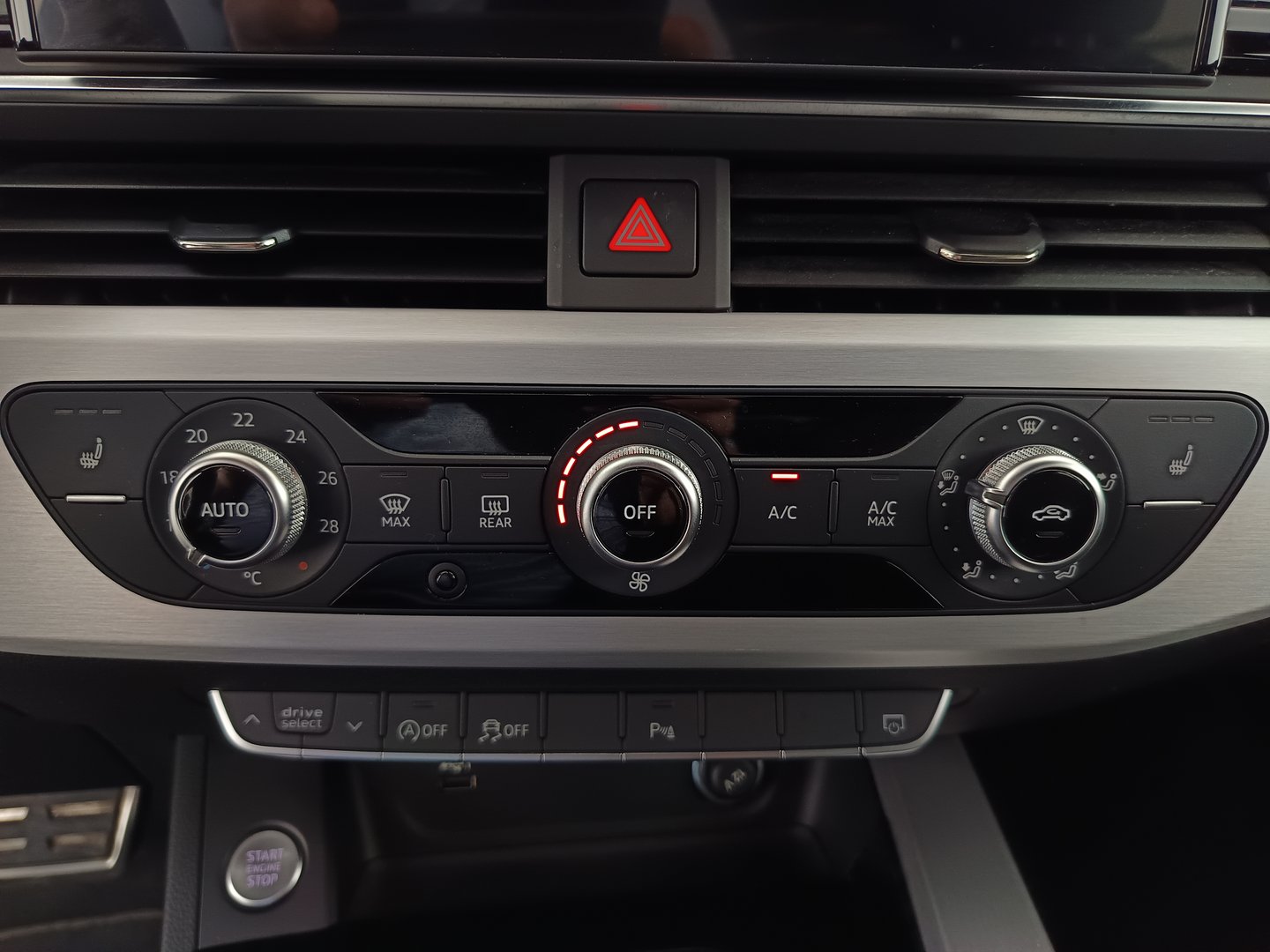 Audi A4 Avant 40 TDI quattro S line | Bild 31 von 36