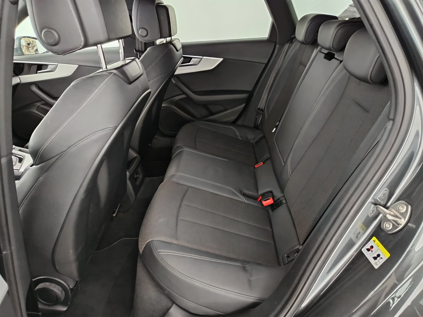 Audi A4 Avant 40 TDI quattro S line | Bild 33 von 36