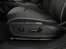 VW ID.4 Pro 4MOTION 210 kW Business in Mondsteingrau Dach schwarz