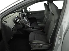VW ID.4 Pro 4MOTION 210 kW Business in Mondsteingrau Dach schwarz