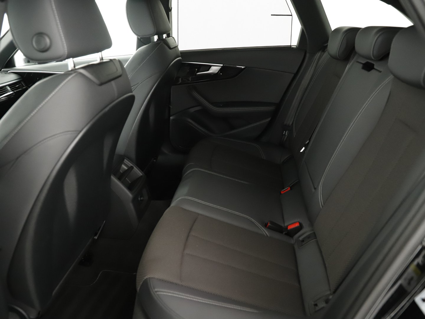 Audi A4 Avant 40 TFSI quattro S-line S-tronic | Bild 4 von 24