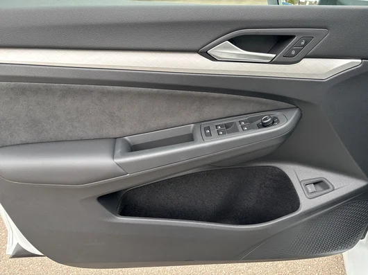 Bild eines VW Golf Variant Business mHeV DSG