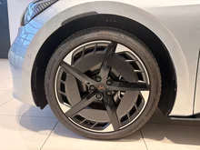 CUPRA Born 79/84 e-Boost 170kW/231PS in Licht-Silber Metallic