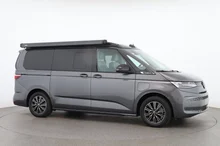 VW California Beach Camper eHyb. 180 kW 4M in Indiumgrau Met./Dach Deepblack Perleff.