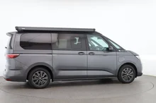VW California Beach Camper eHyb. 180 kW 4M in Indiumgrau Met./Dach Deepblack Perleff.