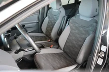 VW ID.4 Pro Performance 150 kW in Mangangrau Metallic Dach Schwarz