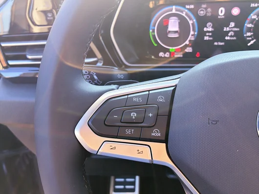 Bild eines VW Caddy Dark Label eHybrid 110 kW