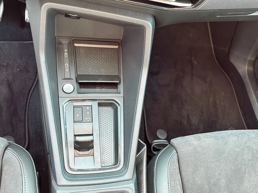 Bild eines VW Caddy Dark Label eHybrid 110 kW