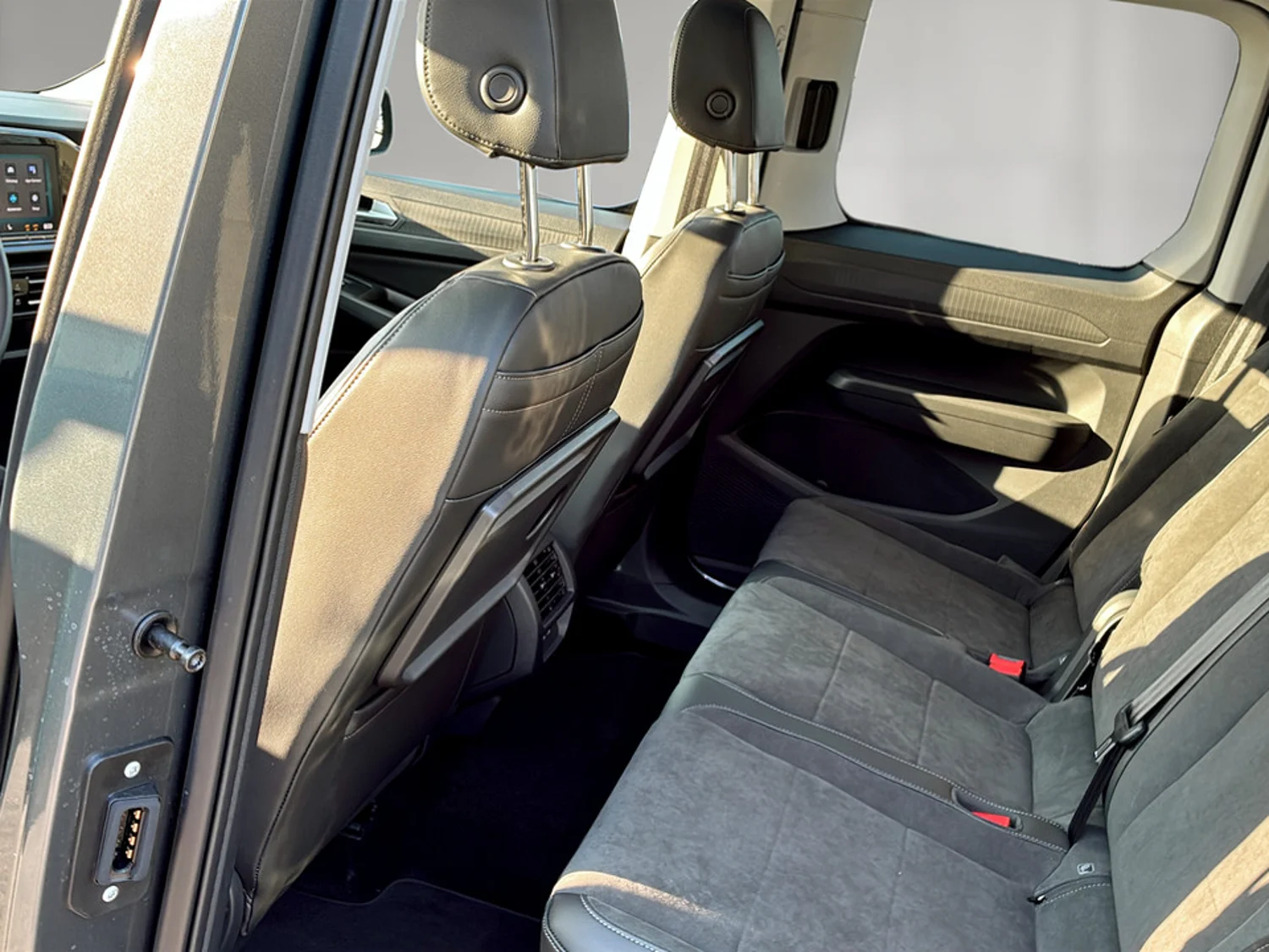 Bild eines VW Caddy Dark Label eHybrid 110 kW
