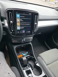Volvo XC40 Plus Dark 2WD in schwarz