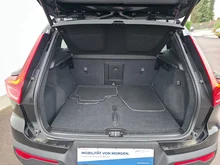 Volvo XC40 Plus Dark 2WD in schwarz
