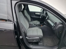Volvo XC40 Plus Dark 2WD in schwarz