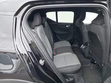 Volvo XC40 Plus Dark 2WD in schwarz