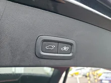Volvo XC40 Plus Dark 2WD in schwarz