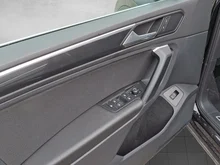 VW Tiguan Elegance TDI SCR 4MOTION DSG in Deep Black Perlef.