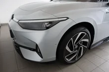 VW ID.7 Tourer GTX 4MOTION 250kW Business in Scale Silver Metallic Dach Schwarz