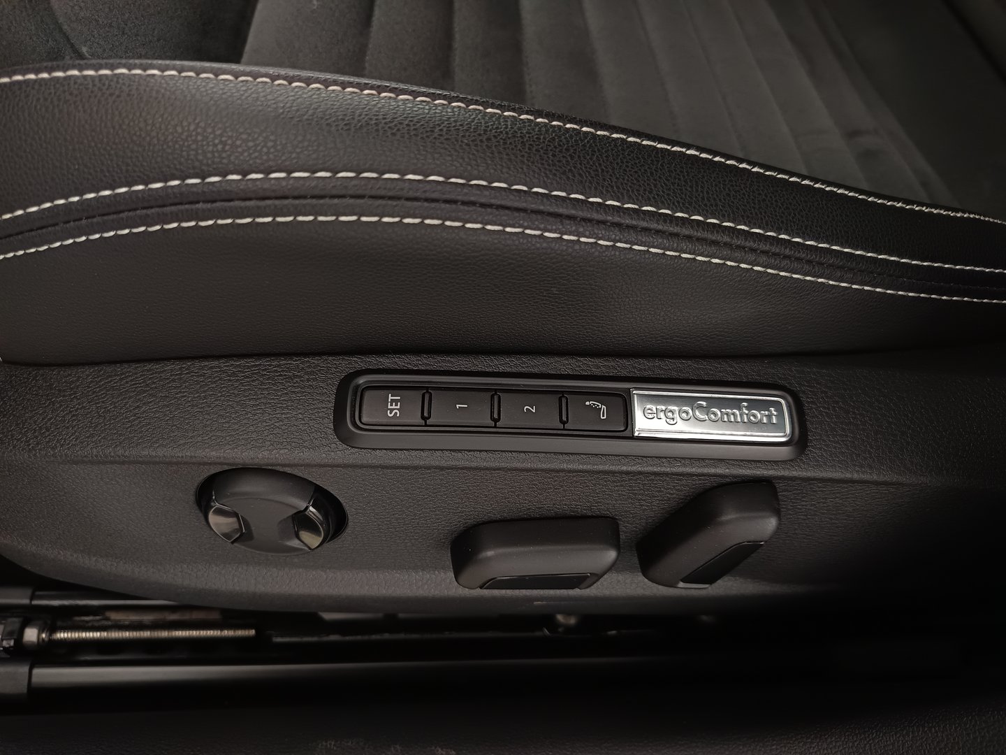 VW Passat Variant Elegance TDI 4MOTION DSG | Bild 32 von 36