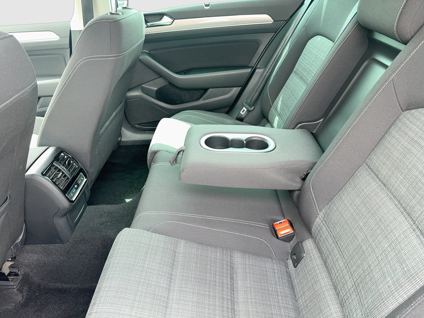 VW Passat Variant Business TDI SCR DSG | Bild 17 von 23