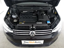 VW Touran Sky TDI SCR DSG 5-Sitzer in Deep Black Perleffekt