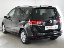 VW Touran Sky TDI SCR DSG 5-Sitzer in Deep Black Perleffekt