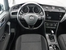 VW Touran Sky TDI SCR DSG 5-Sitzer in Deep Black Perleffekt