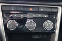 VW T-Roc Design TSI in 2T Deep Black Perleffekt