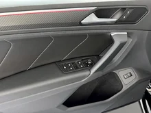 VW Tiguan R-Line TSI DSG in Deep Black Perleffekt