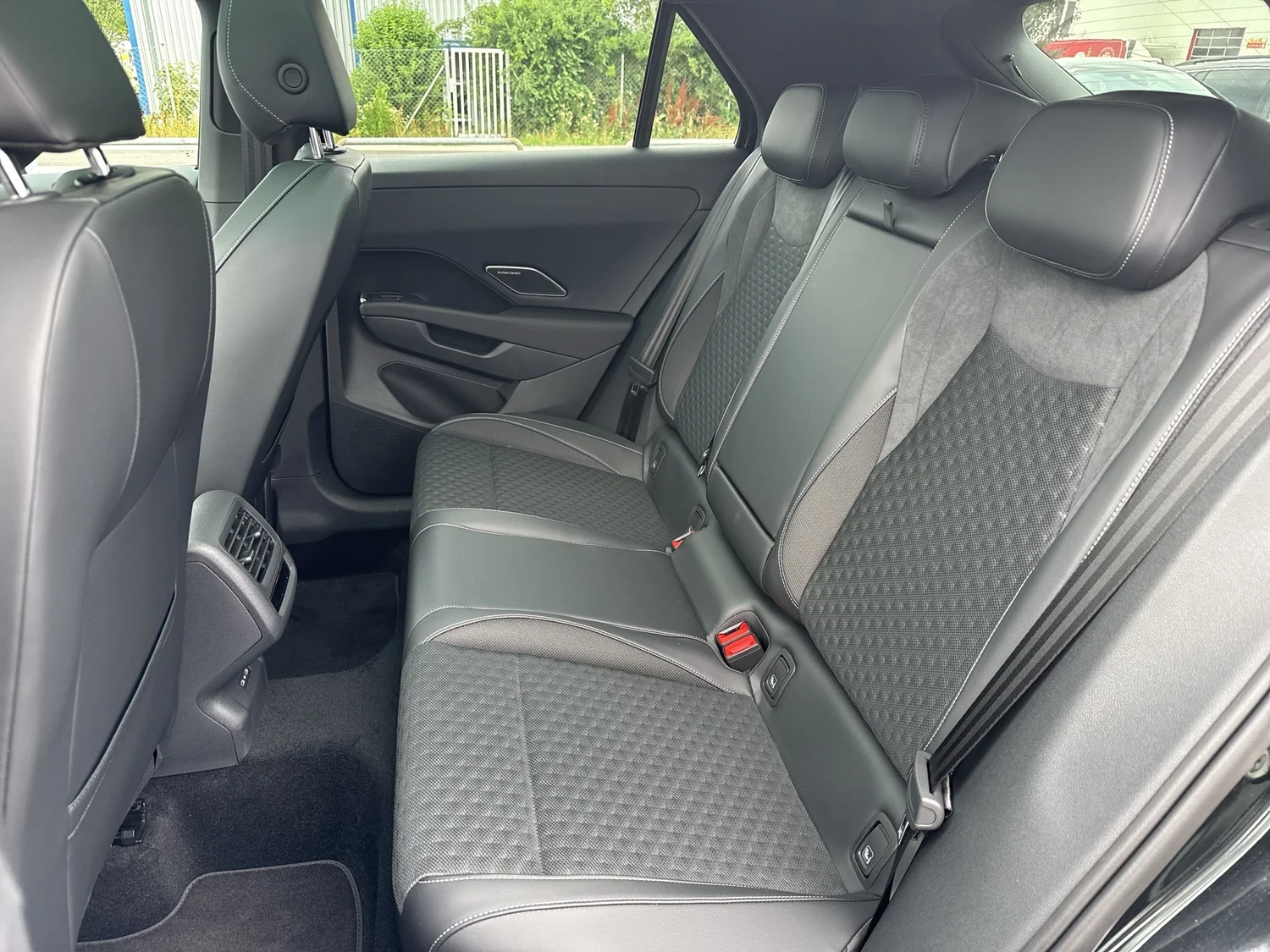 Bild eines VW T-Roc R-Line eTSI DSG