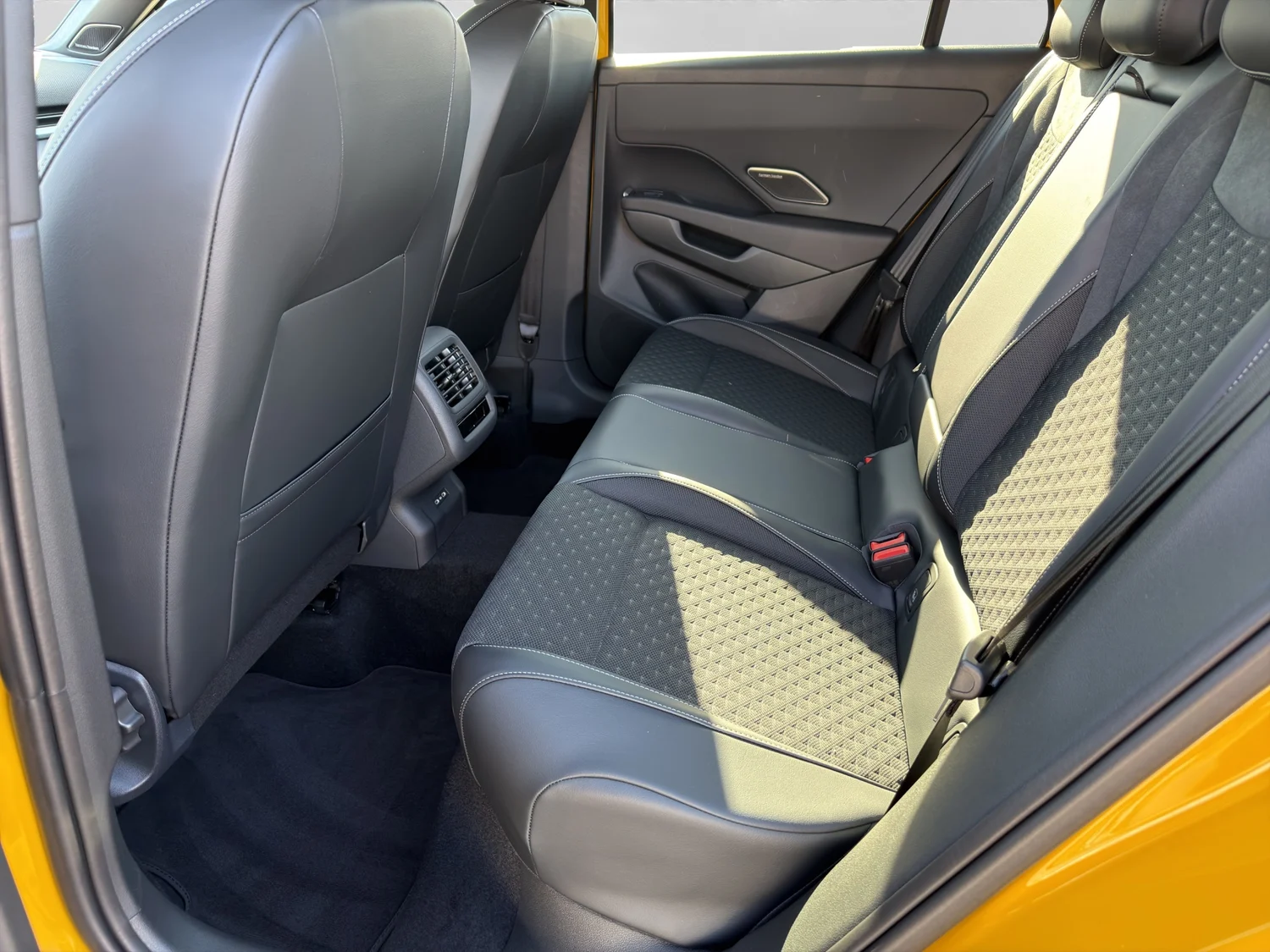 Bild eines VW T-Roc R-Line eTSI DSG