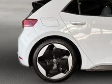 VW ID.3 Pro Performance 150 kW Life in Gletscherweiß Metallic Dach Schwarz