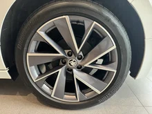 Škoda Enyaq Sportline 80 in Moon-Weiß Metallic