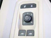 VW Multivan Business eHybrid 180 kW 4MOTION in Candyweiß