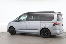 VW California Beach eHybrid 180 kW 4M in Monosilber Met./Dach Deepblack Perleff.