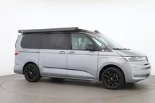 VW California Beach eHybrid 180 kW 4M in Monosilber Met./Dach Deepblack Perleff.