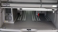 VW California Beach eHybrid 180 kW 4M in Monosilber Met./Dach Deepblack Perleff.