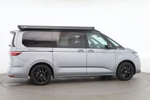 VW California Beach eHybrid 180 kW 4M in Monosilber Met./Dach Deepblack Perleff.